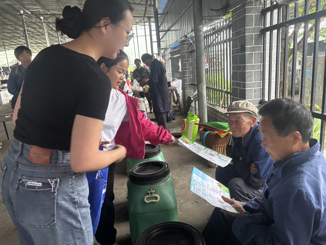 龍山縣農(nóng)車鎮(zhèn)利用趕集日開展禁毒宣傳活動