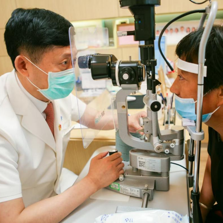 超八成老人受老花眼与白内障双重困扰 2025权威共识规范诊疗路径