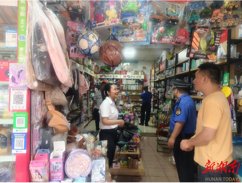 娄底城管开展校园周边专项整治行动