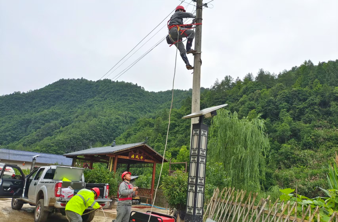 聞“汛”而動丨風(fēng)雨同舟護(hù)光明——武陵源區(qū)防汛保電搶險見聞