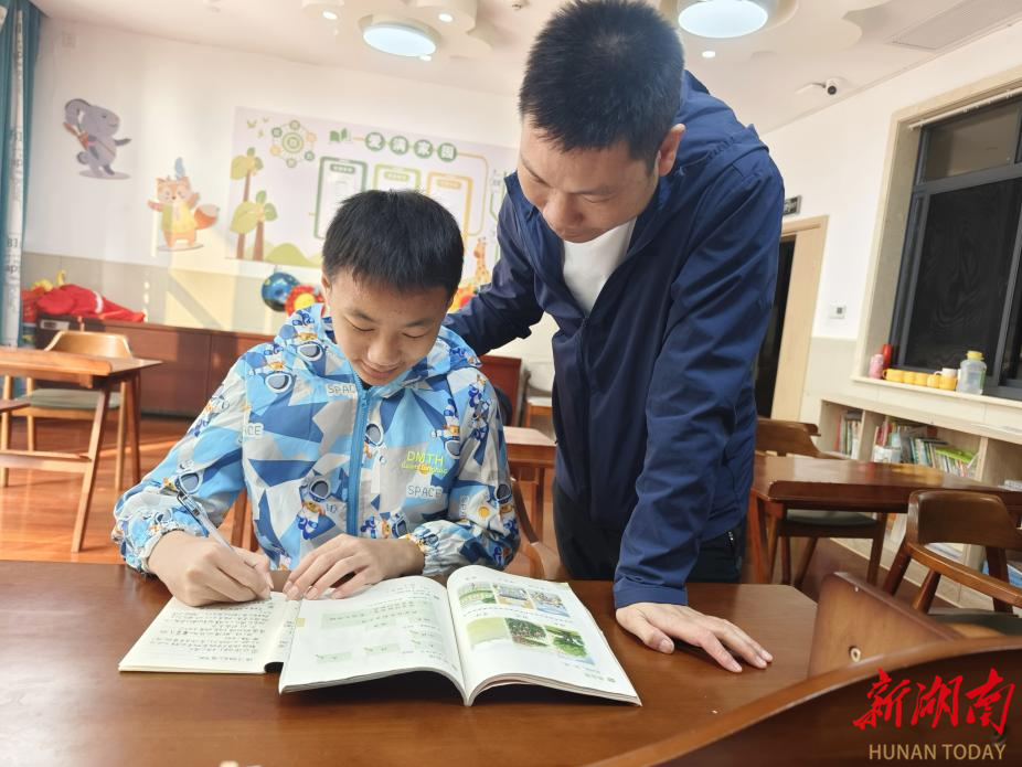 娄底市社会福利院党员“岗位父母”用爱编织孤残儿童幸福网