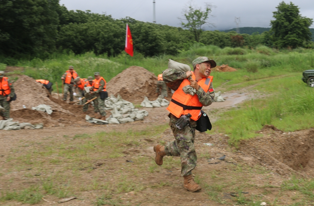 筑牢防汛屏障 提升打赢能力 湖南茶陵组织民兵展开抗洪抢险实战实训