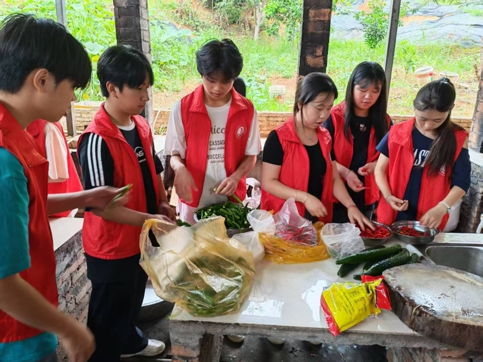 追寻红色足迹  凝聚青春力量——衡南县八中学生会开展特色团建活动