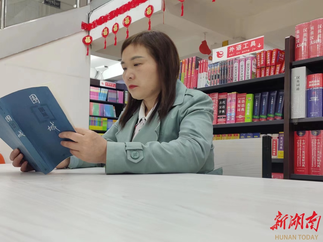 堅(jiān)守杏壇35載，她說(shuō)教育是一場(chǎng)溫暖的修行