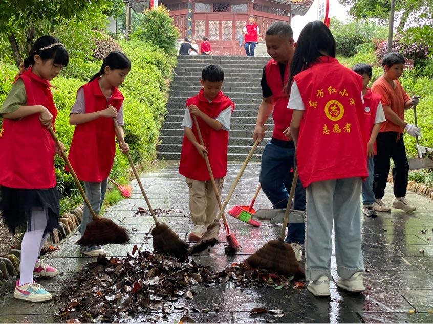 武冈市东方红小学：党队齐心绘新景 扮靓武冈迎盛会