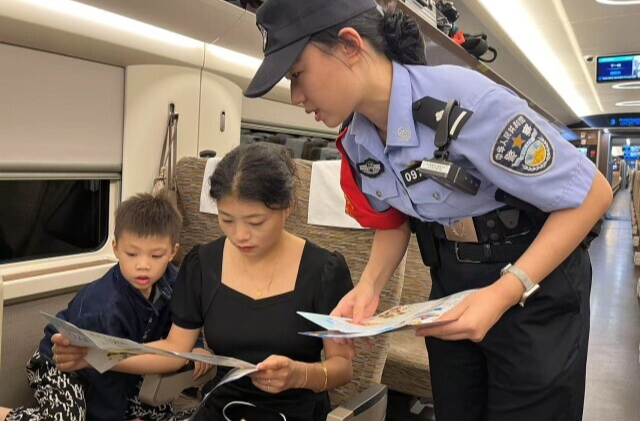 高铁上，民警曝光“跳跳糖”“减肥药”新型毒品陷阱