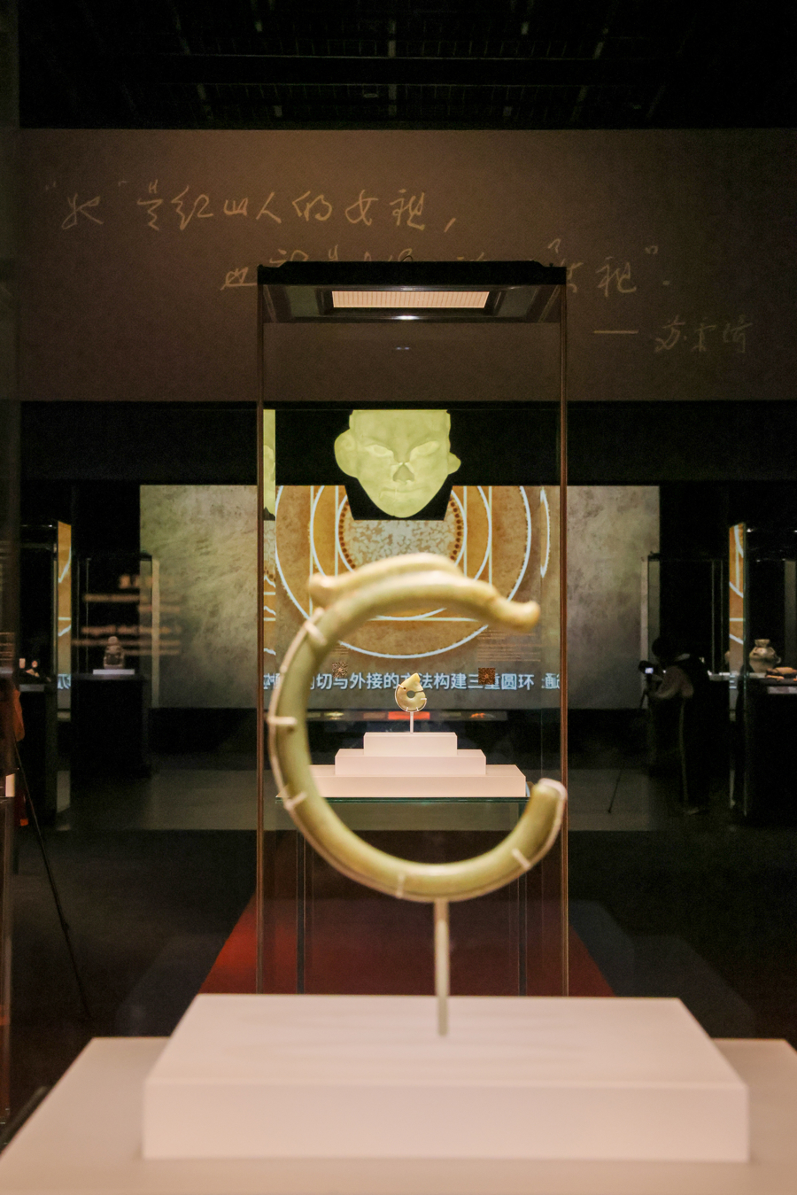 红山文化古国为何被称为中华文化的“直根系”？上博“龙腾中国”特展作答