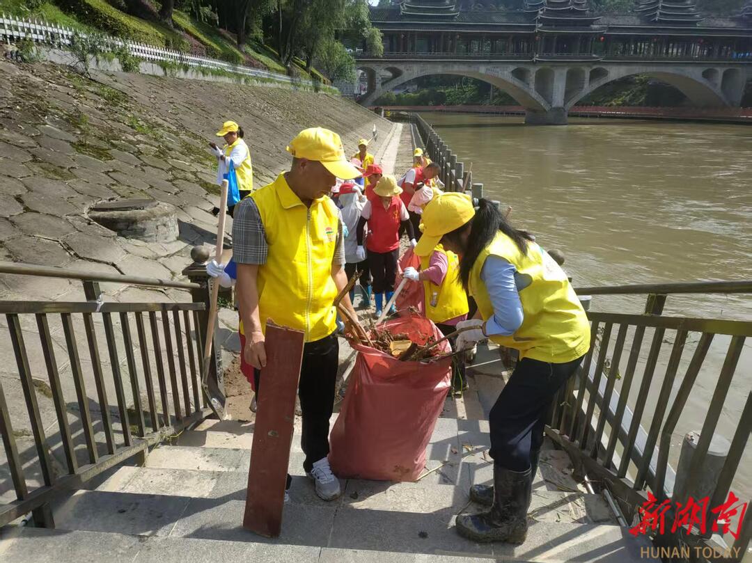 通道：干群携手清淤行 全力以“复”美家园