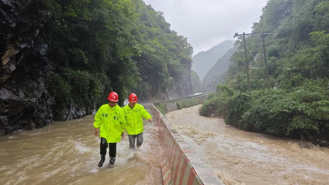 聞“汛”而動丨水退人進電必通 風雨同舟護安瀾   ——國網(wǎng)張家界供電公司迎戰(zhàn)“6·18”特大暴雨紀實