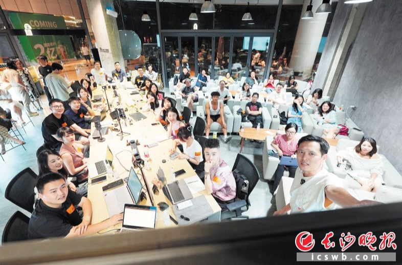 这群“数字游民”在长沙上一种很新的班