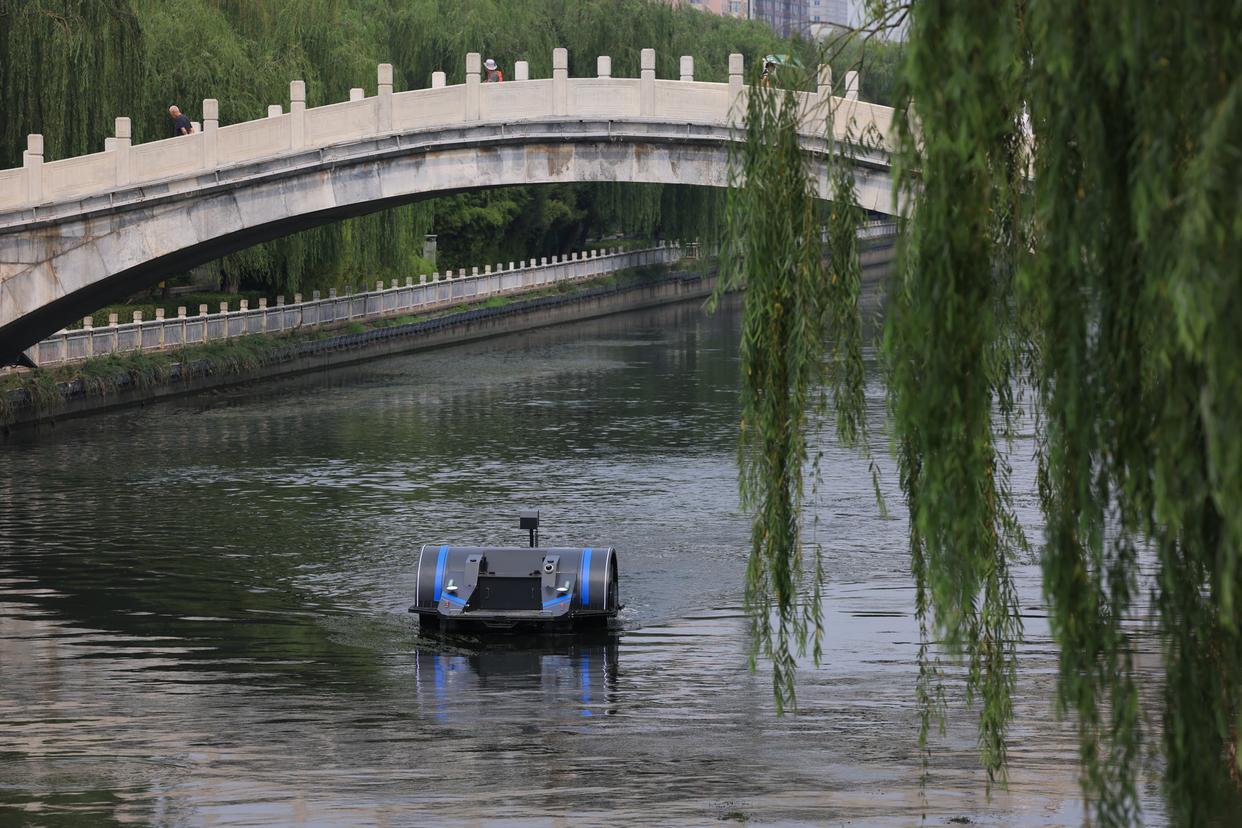 北京将在护城河、通惠河等河道推广无人割草船