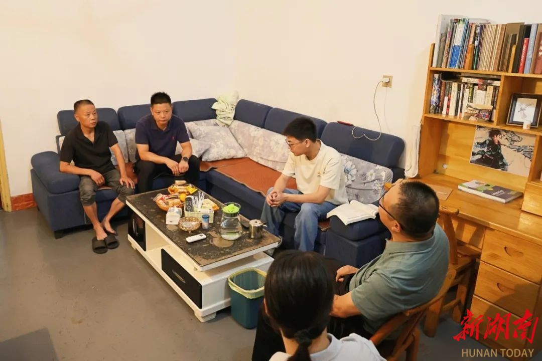 助学圆梦暖人心，湘江公证处党支部开展“七一”走访困难群众活动
