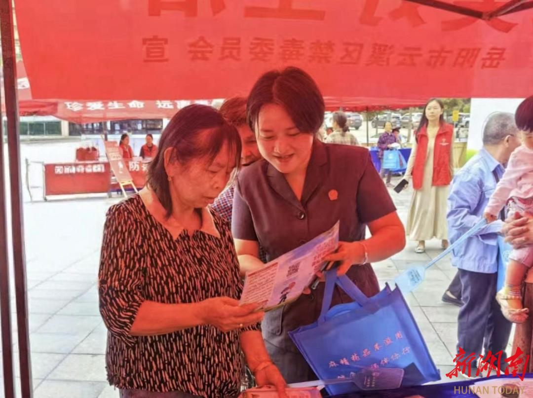 禁毒宣传零距离 ，云溪干警广场普法惠民