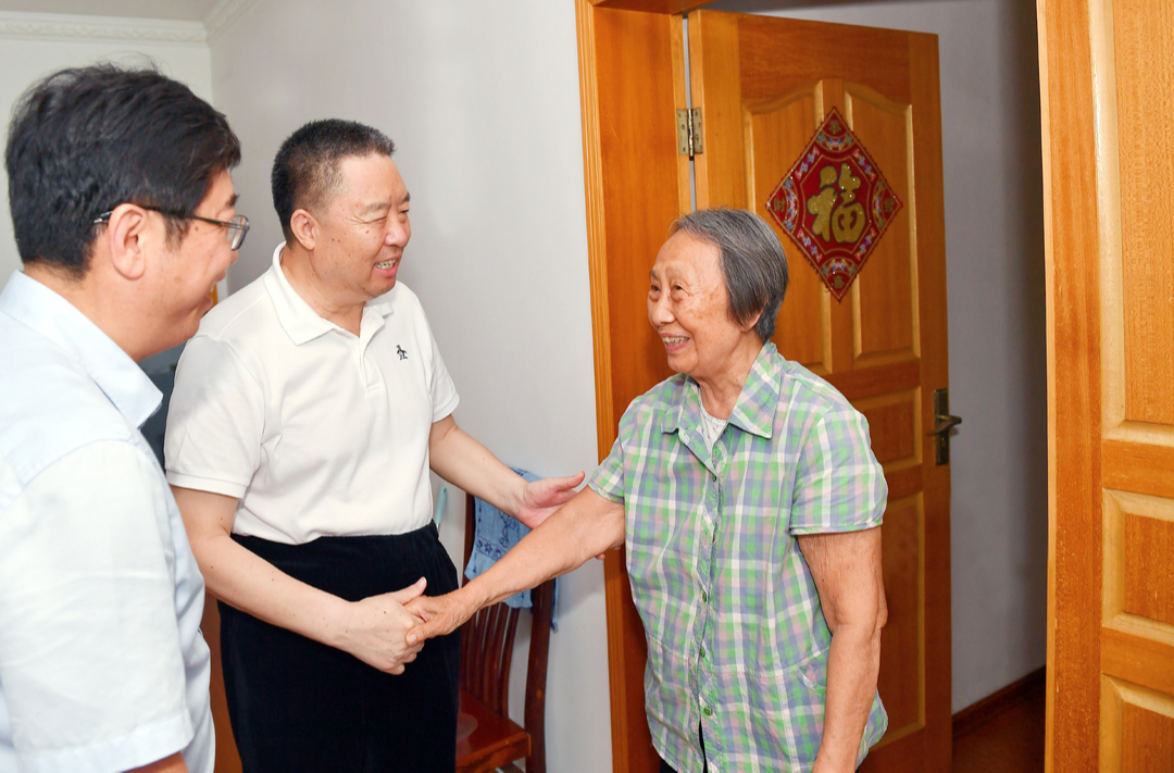毛万春看望慰问老党员 用心用情传递温暖和关怀