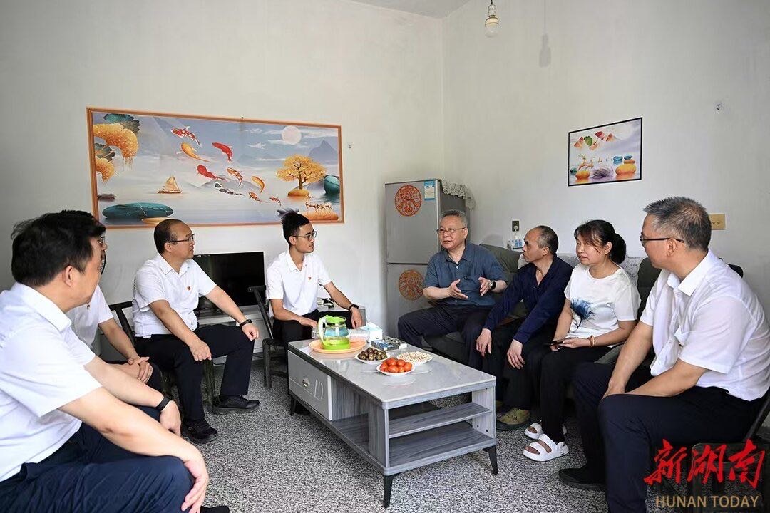 沈曉明赴株洲開(kāi)展“七一”走訪慰問(wèn)并為基層黨支部講黨課