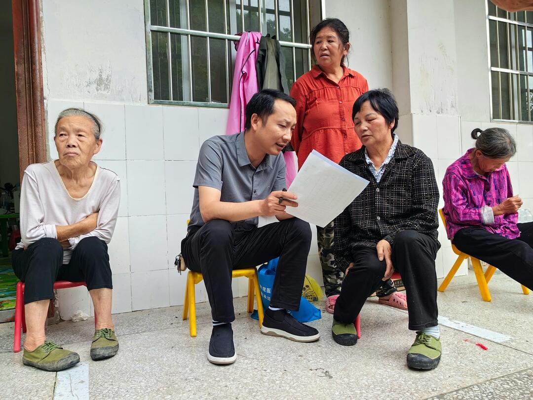 新晃：黨旗插在安置點(diǎn) 筑牢防汛“紅色堡壘”