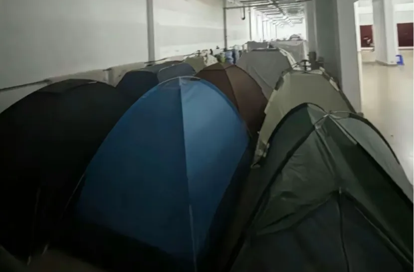 热搜第一！学生热得在楼道、操场打地铺，多所高校回应无空调