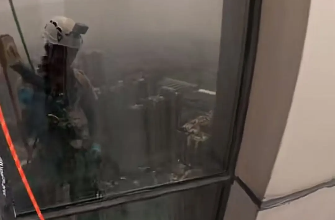 “给我看恐高了！”长沙一高空工人拆除高楼玻璃，分享第一视角视频，他很淡定网友腿软