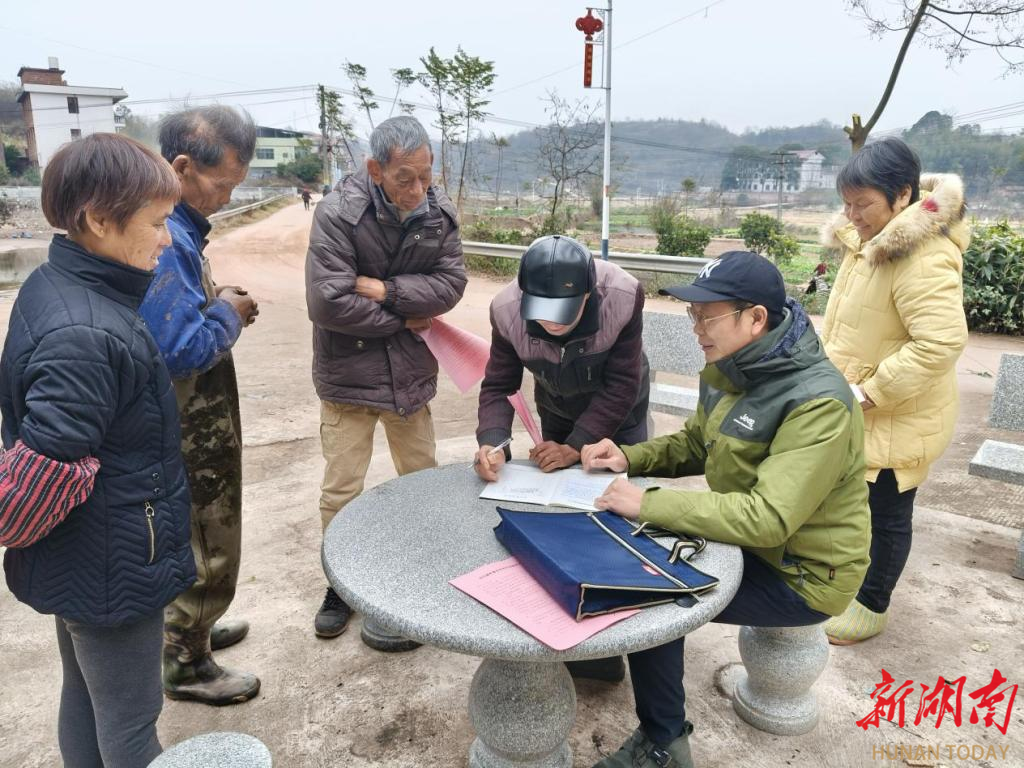湖南工學(xué)院黃華中獲評(píng)全省擔(dān)當(dāng)作為優(yōu)秀駐村第一書記