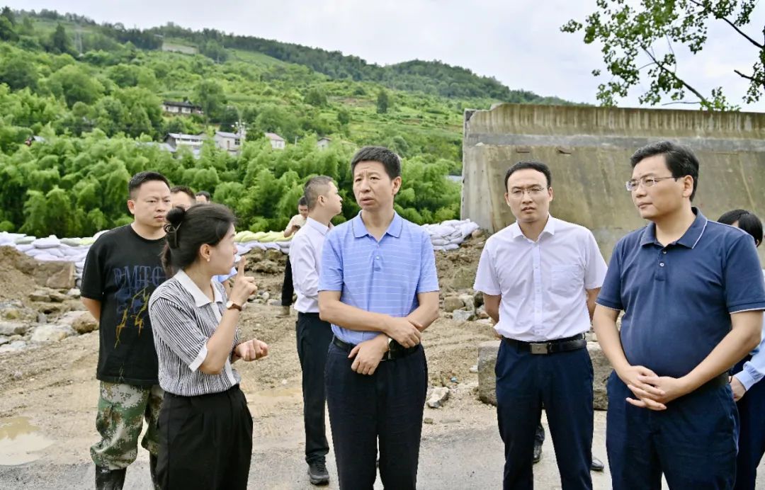 王洪斌在永定區(qū)調研災后重建工作