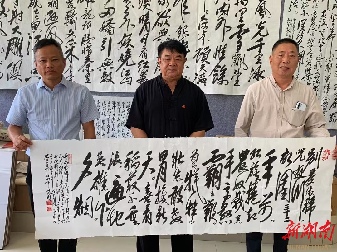 三十年傳承毛體書法！韶山毛體書法家沈建平攜五百書法作品捐贈韶山村