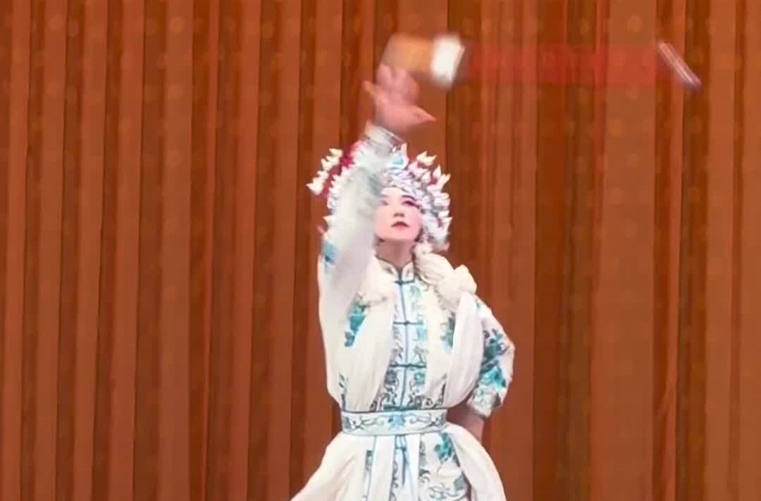 高能救场！京剧演员临场应变太绝了