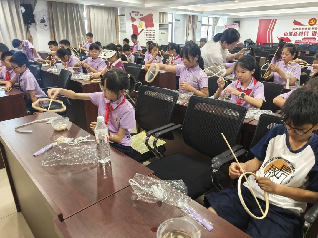 暑期新玩法！弘高社区开展非遗蚕丝扇制作体验活动