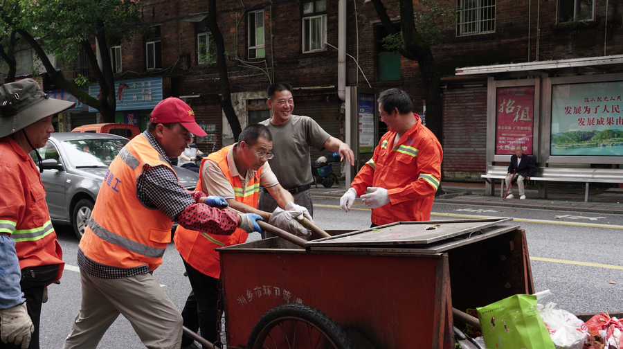 廖向葵：坚守一线31载，扫出城市“洁净风景线”