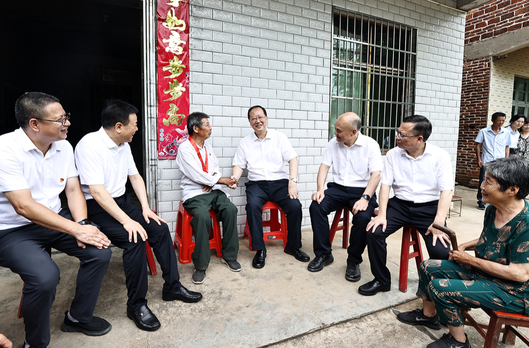 毛伟明“七一”前夕走访慰问党员