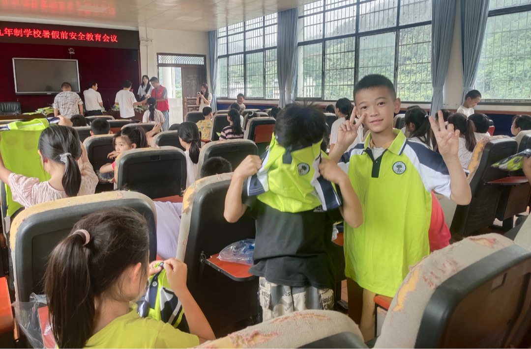 愛心人士為古丈縣巖頭寨鎮(zhèn)學(xué)子捐贈(zèng)172套校服