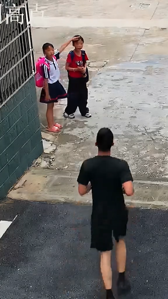 老人被大樹壓倒 兩名小學生向武警哨兵求助