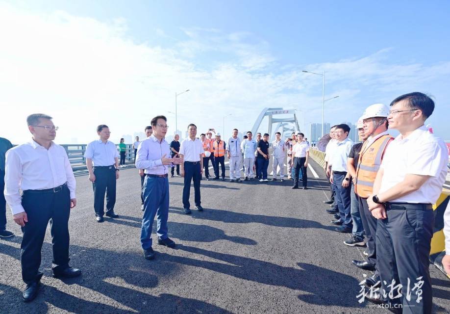 胡贺波李永亮看望慰问下摄司大桥建设者