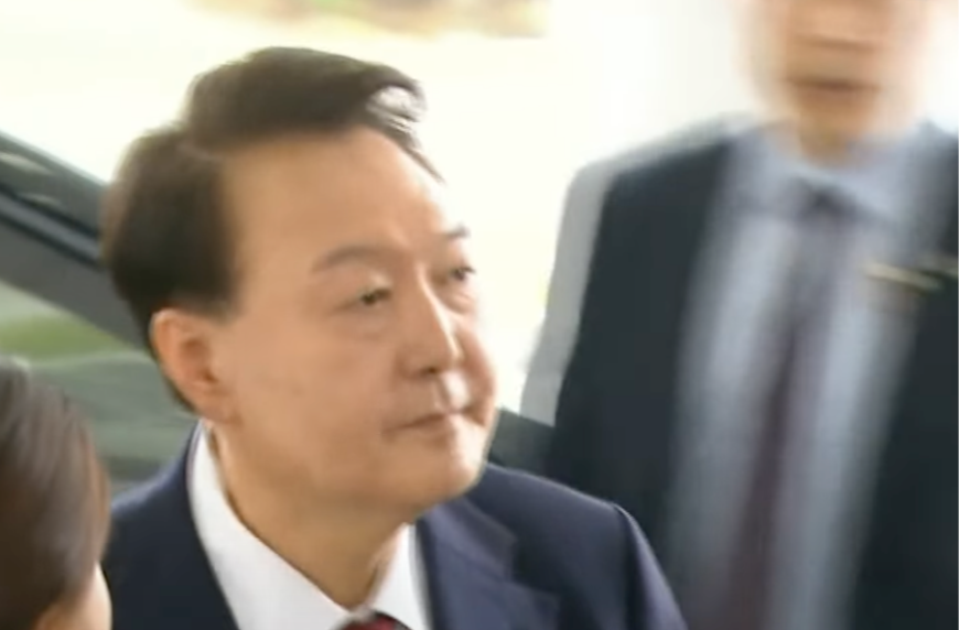 韩国前总统尹锡悦抵达特检组 首度出面接受调查