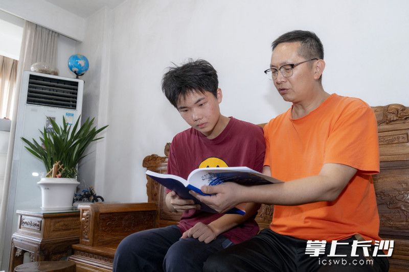写下27万字高三陪读日记，这位父亲陪伴儿子逆袭成长