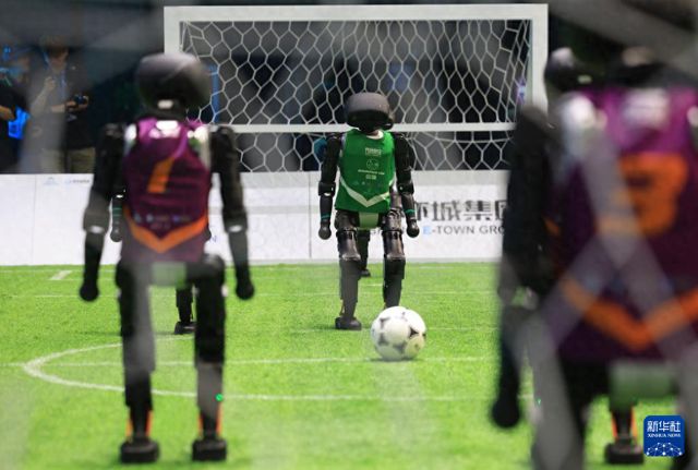中國首場機器人足球3V3 AI賽決賽在京舉行