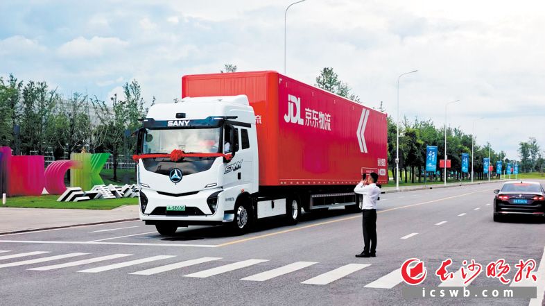 三一发布首款快递干线专属电动重卡 “速递新星”续航更远成本更低