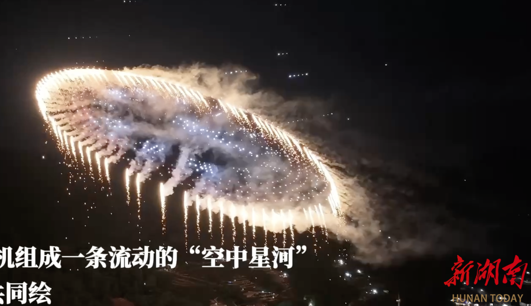 “花火画卷” “空中星河”点亮毕业季夜空