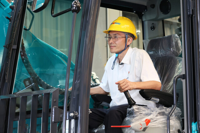 从追赶到并跑，“泥巴博士”的硬核征途 ——记全国优秀共产党员、山河智能挖掘机研究院总工程师郝鹏