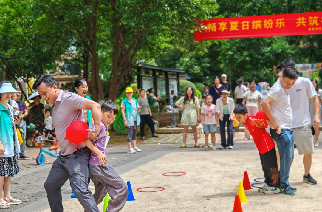 夏日公益集市·萌娃變身“掌柜”歡樂(lè)大闖關(guān)