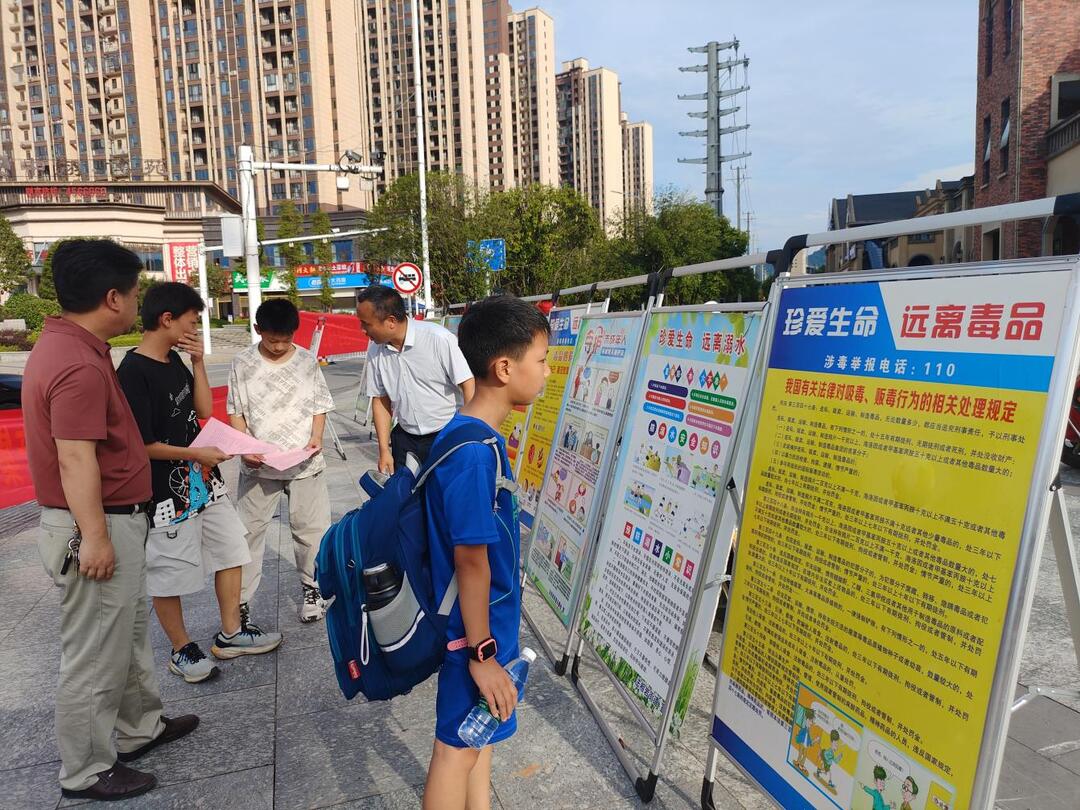 武冈市法相岩街道把预防药物滥用课堂搬到市集街头