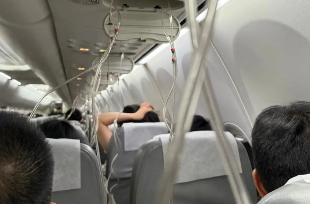 从万米高空快速降至三千米！上海飞往东京一航班途中疑发生故障，亲历者称“氧气面罩突然掉落”，多方回应