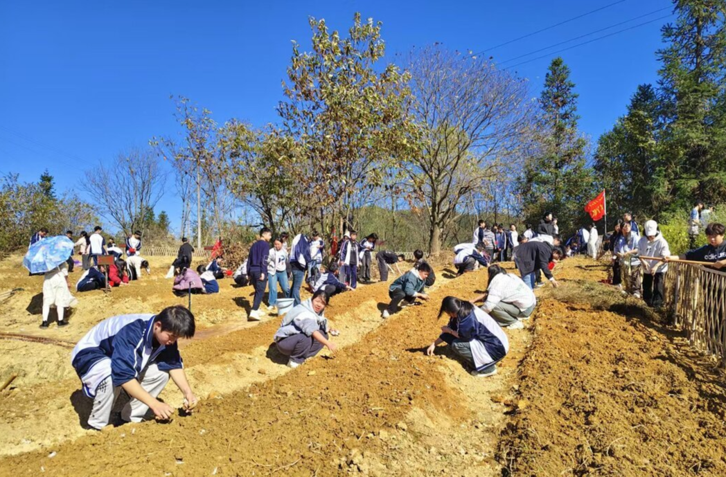 汝城县第二中学：耕读园中锄禾日 青苗笔下种春风