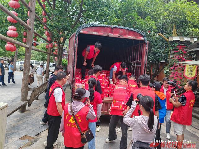 懷化雷鋒志愿者情暖通道洪災(zāi)群眾