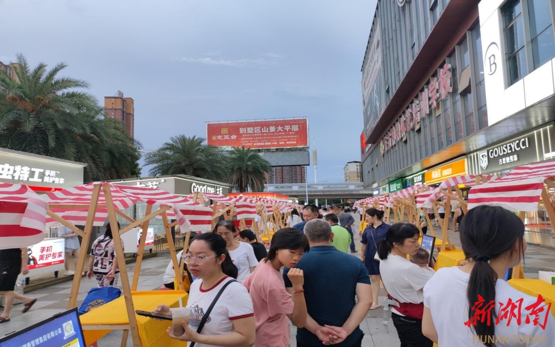 雁峰區(qū)“人才夜市”再啟幕 智能服務(wù)促精準(zhǔn)就業(yè)