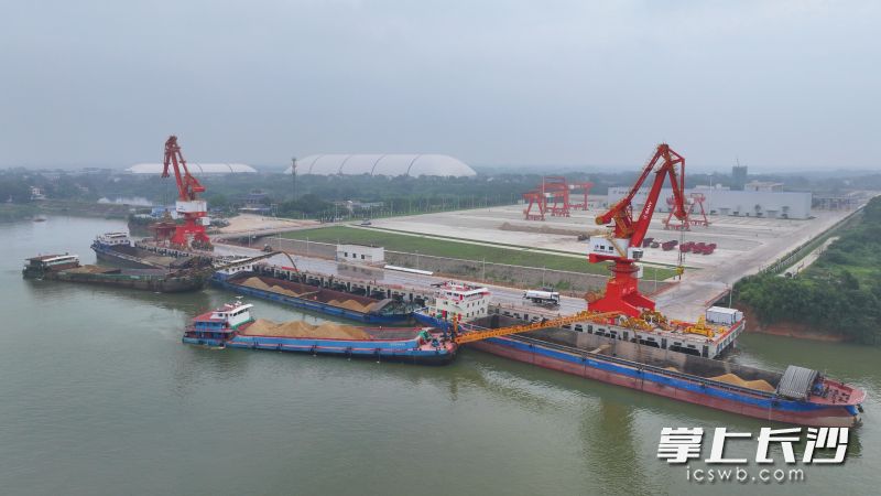 虞公港首靠萬噸貨輪