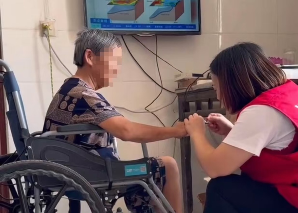 “一人住院、全家忙乱”如何缓解？人民日报关注