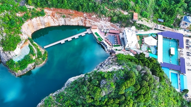 废矿坑变身水上乐园