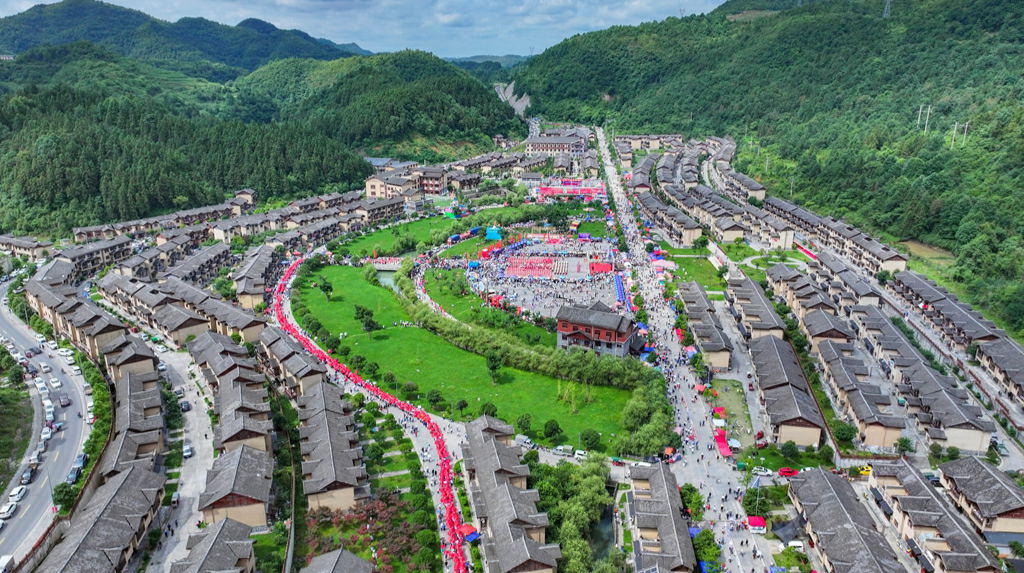 萬(wàn)人歡慶！鳳凰·禾庫(kù)“六月六”帶你沉浸式體驗(yàn)苗族文化