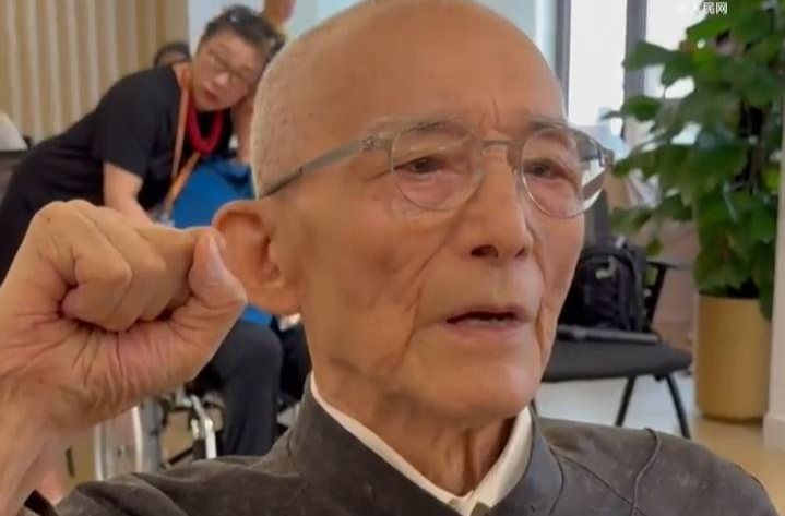 92岁游本昌，宣誓入党