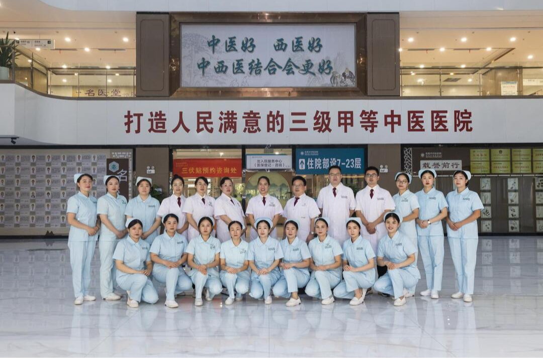 古稀老人赠锦旗 医患情深暖人心
